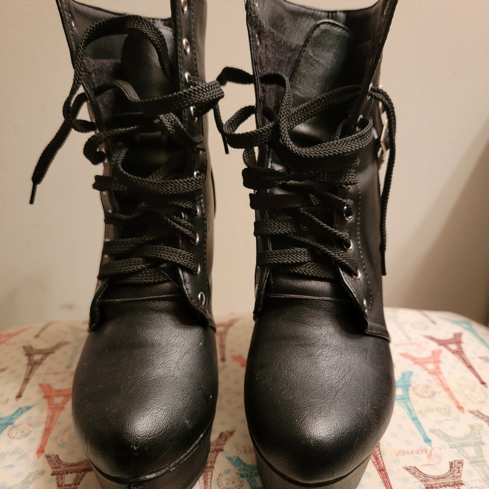 Tall ankle boots (black, and cream) - Picture 10 of 16